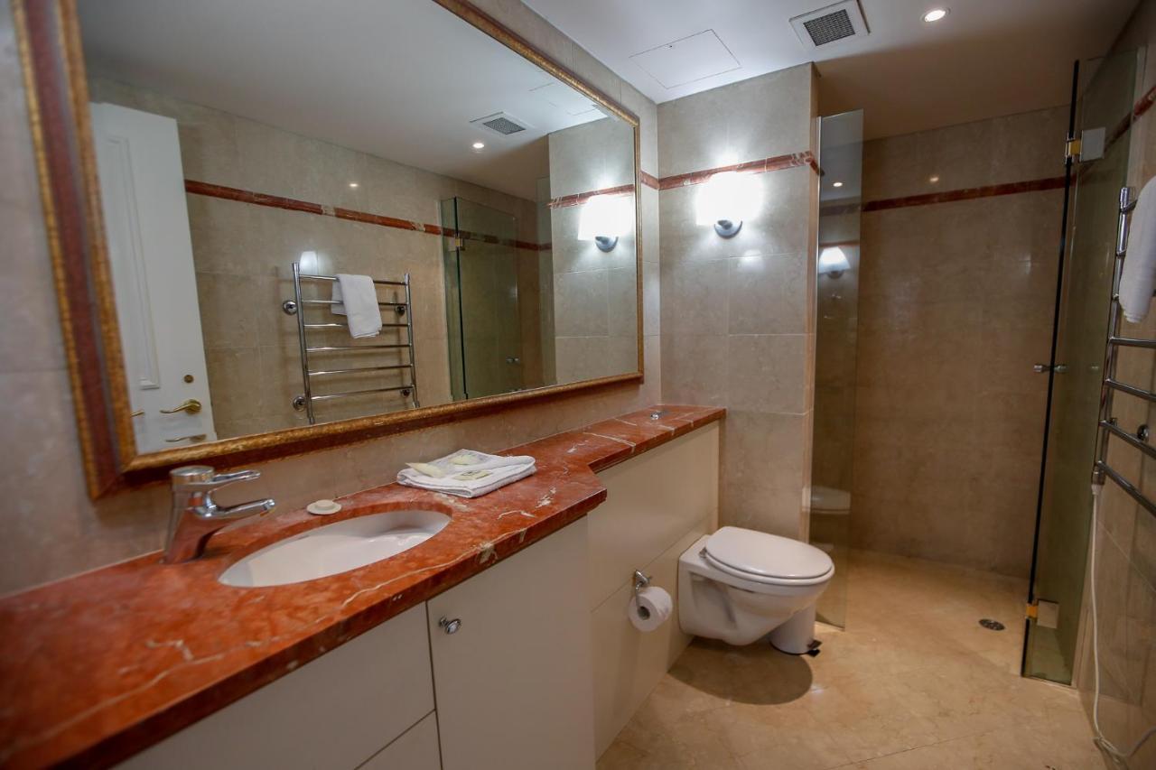 Bond 1603 Self Catering