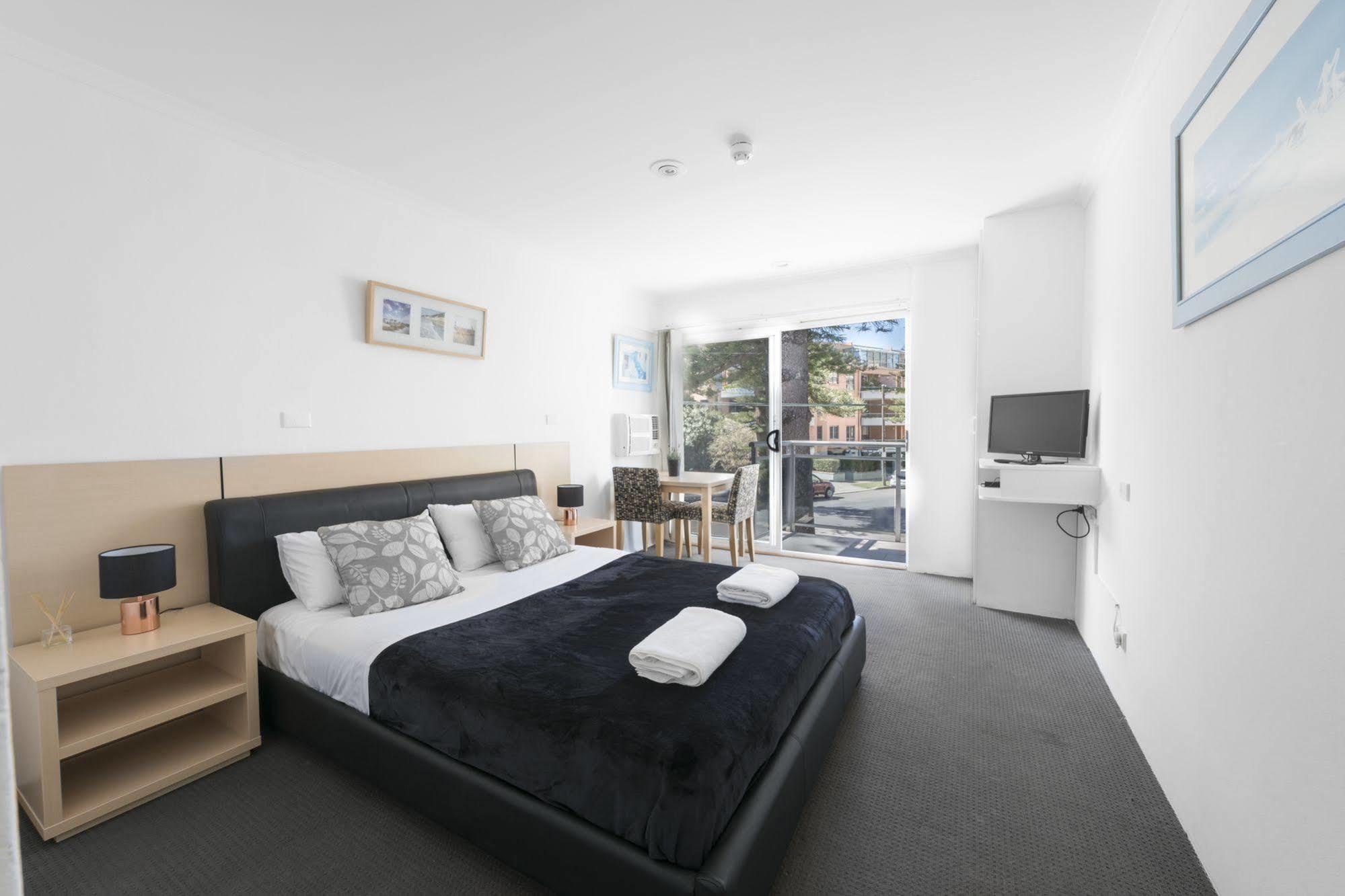 Motel Manly Waves