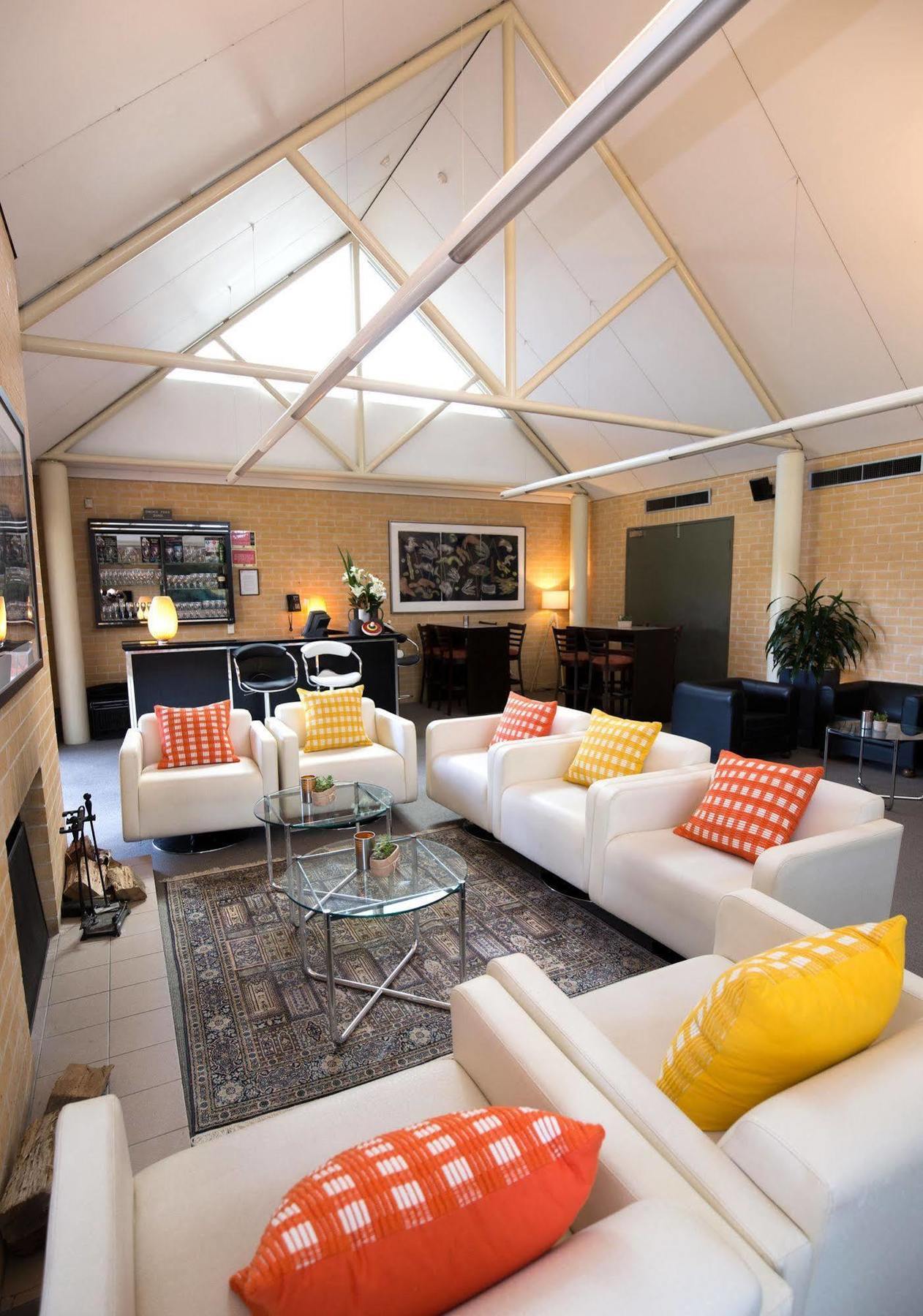 Lakeside And Conference Centre 4*