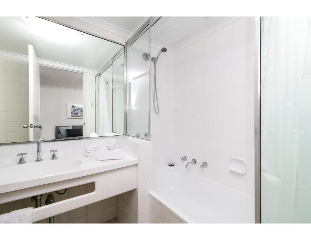 Striking And Super Convenient Studio With Balcony Apartment Sydney
