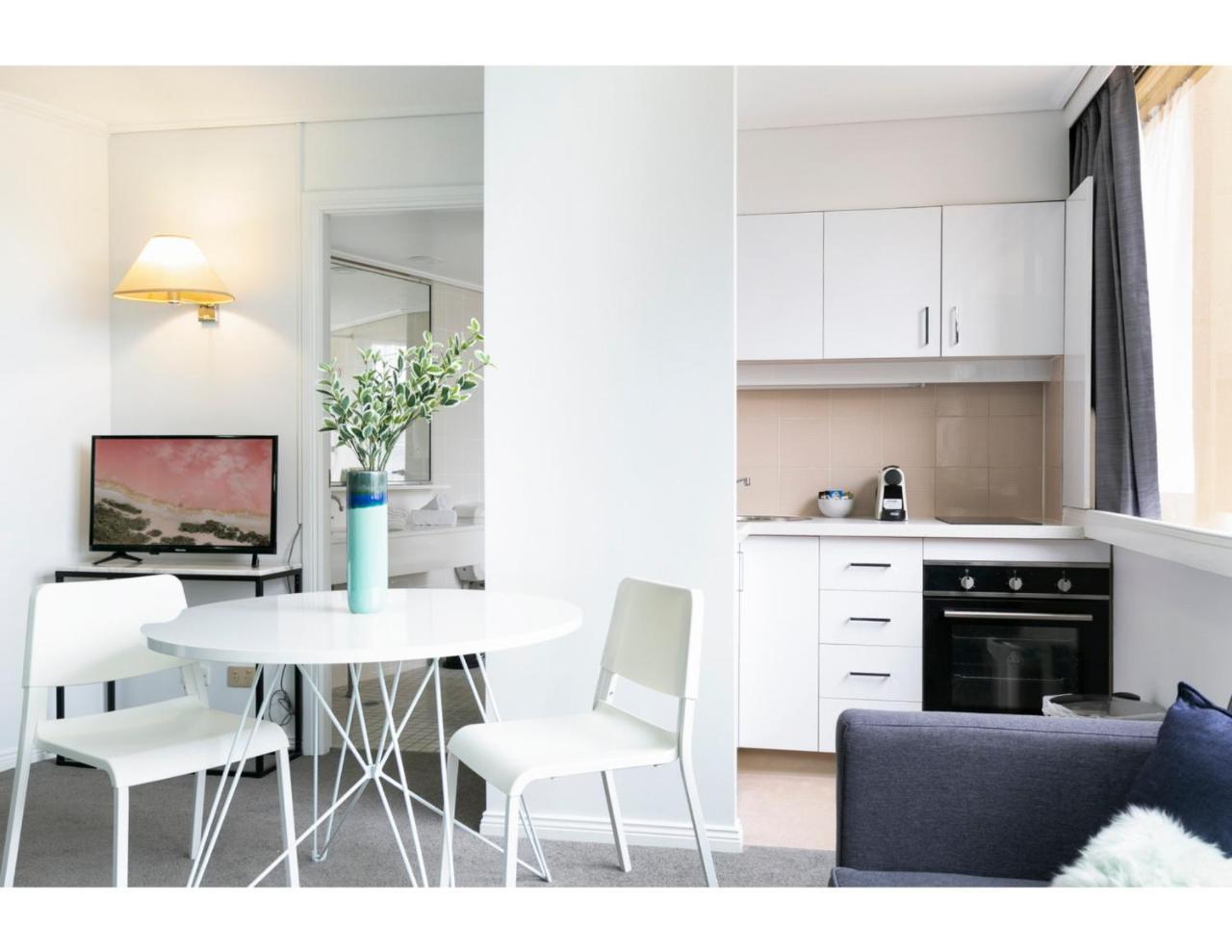 Bright, Modern Studio Steps From The Action * Sydney
