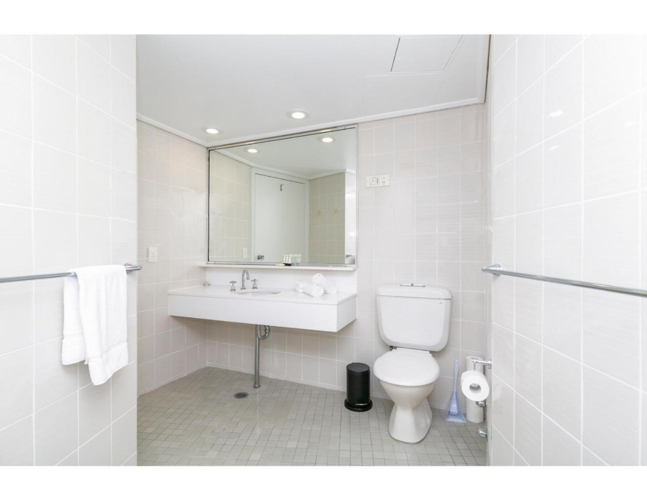 Bright, Modern Studio Steps From The Action Apartment Sydney