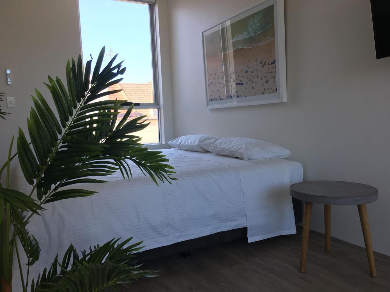 Bondi Penthouse + Balcony Apartment *