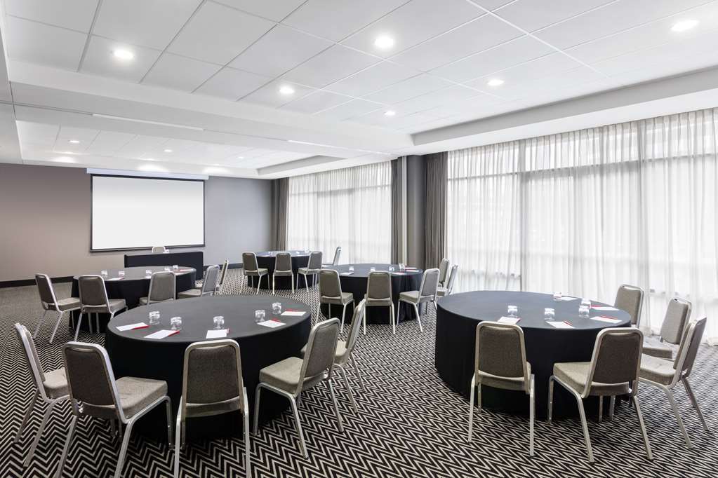 Aparthotel Adina Airport