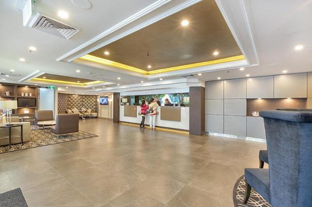 Apartment With Balcony At College St *