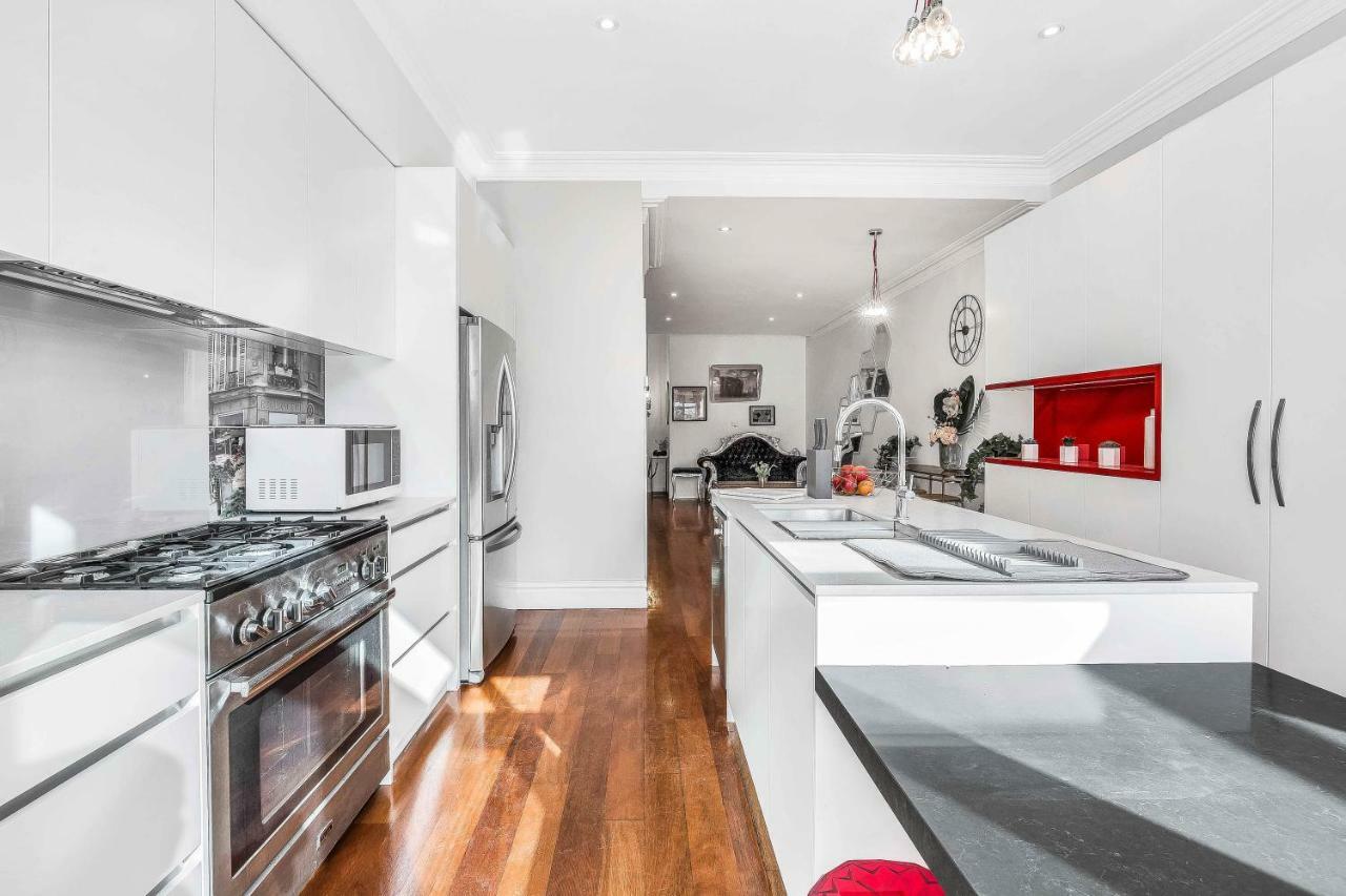 142 Wyndham * Sidney
