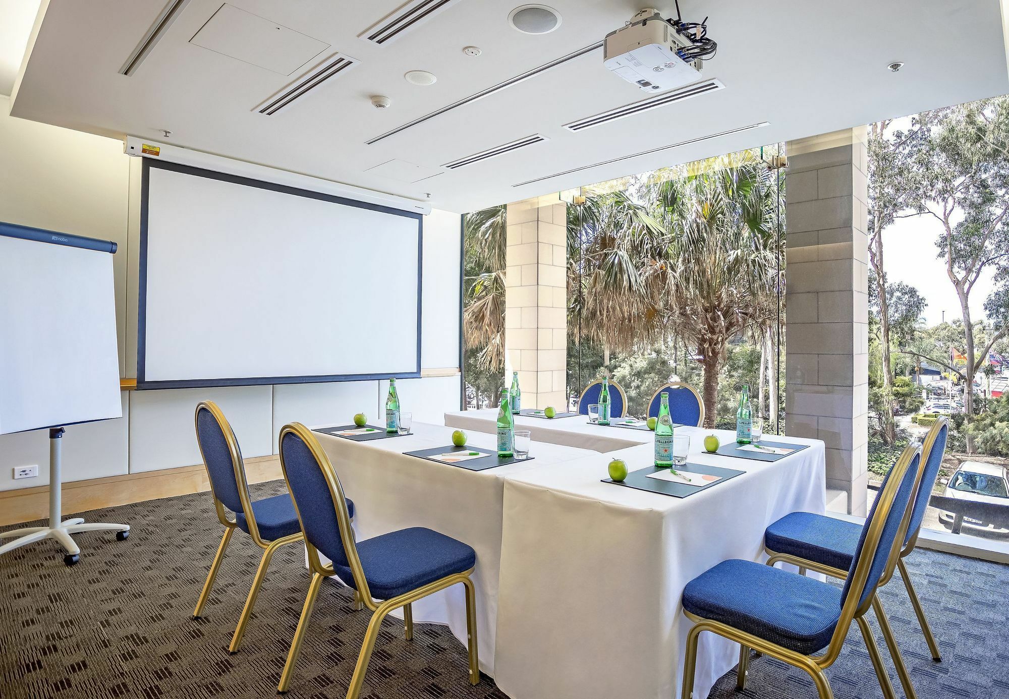 Crowne Plaza Macquarie Park By Ihg Hotel 4*