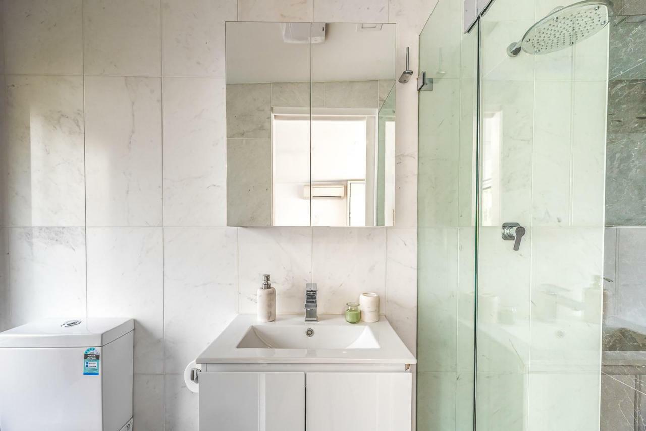 Spacious 3 Bed 2 Bathroom Apartment With Parking * Sydney
