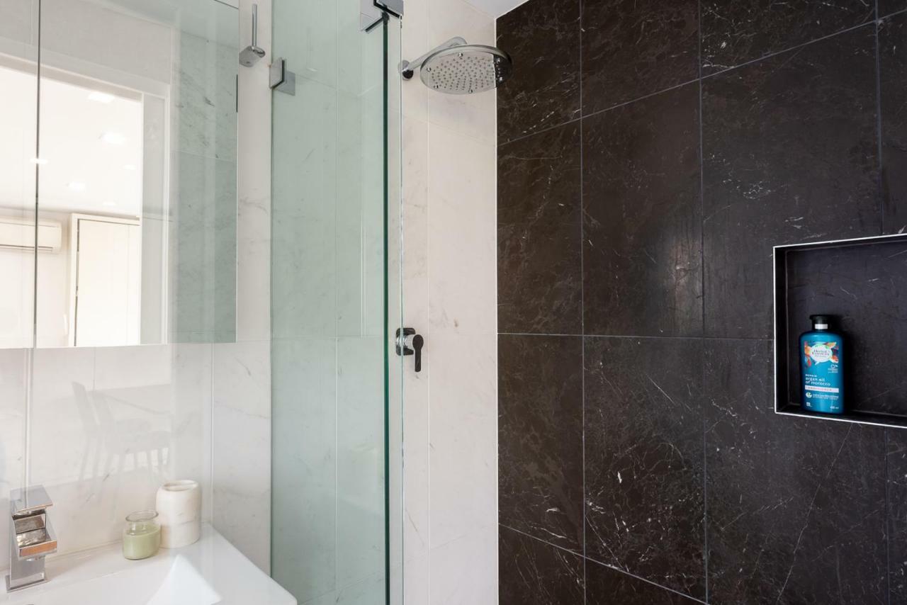 Spacious 3 Bed 2 Bathroom Apartment With Parking *