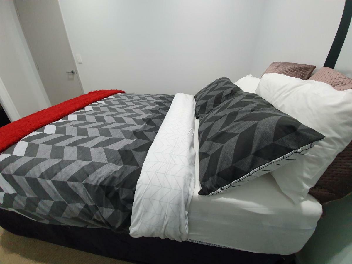 Lavish Quarters - 2 Bed 2 Bath, Parking, Sleeps 5, Indoor & Outdoor Pool, Spa,sauna,gym - No Parties *