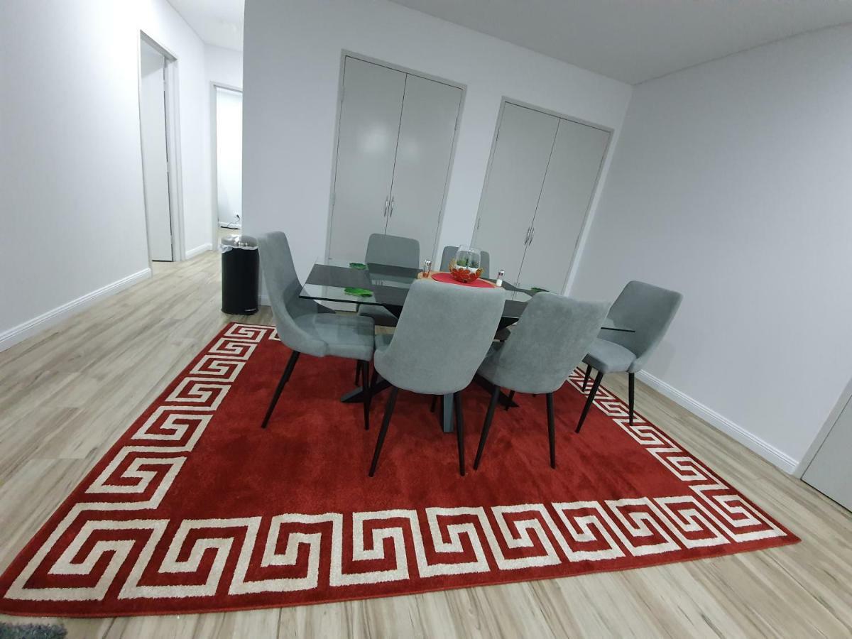 Lavish Quarters - 2 Bed 2 Bath, Parking, Sleeps 5, Indoor & Outdoor Pool, Spa,sauna,gym - No Parties Apartment *