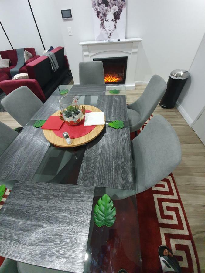 Lavish Quarters - 2 Bed 2 Bath, Parking, Sleeps 5, Indoor & Outdoor Pool, Spa,sauna,gym - No Parties Apartment *