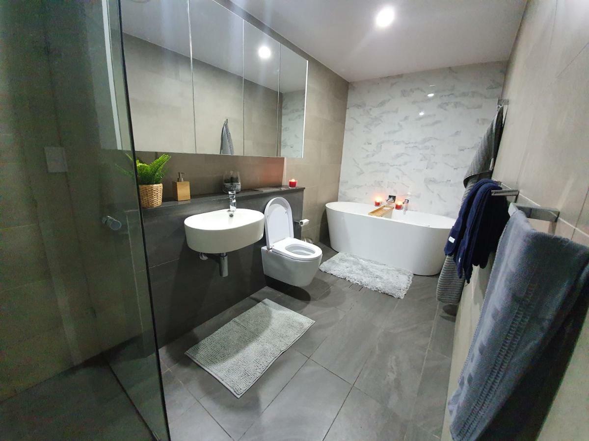 Lavish Quarters - 2 Bed 2 Bath, Parking, Sleeps 5, Indoor & Outdoor Pool, Spa,sauna,gym - No Parties * Sydney