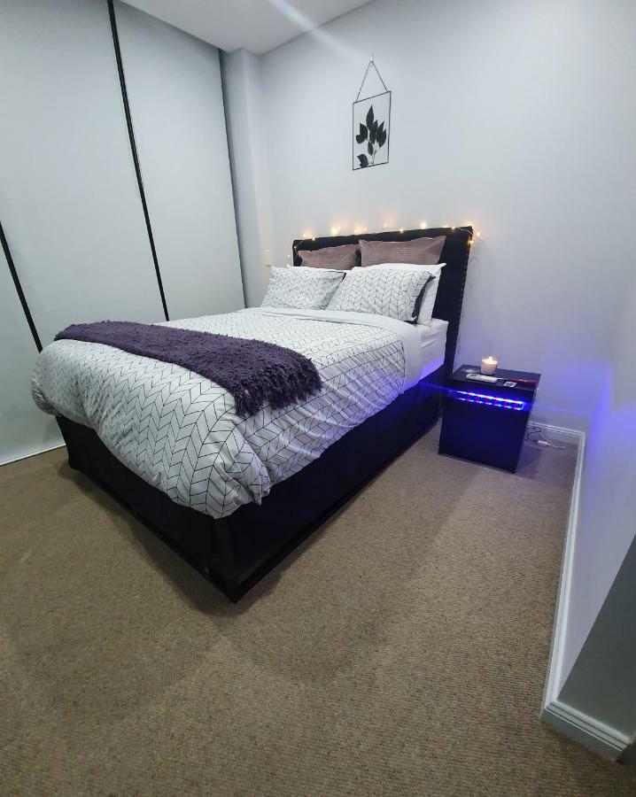 Lavish Quarters - 2 Bed 2 Bath, Parking, Sleeps 5, Indoor & Outdoor Pool, Spa,sauna,gym - No Parties *