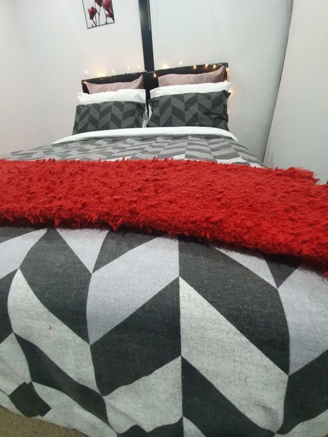 Lavish Quarters - 2 Bed 2 Bath, Parking, Sleeps 5, Indoor & Outdoor Pool, Spa,sauna,gym - No Parties *