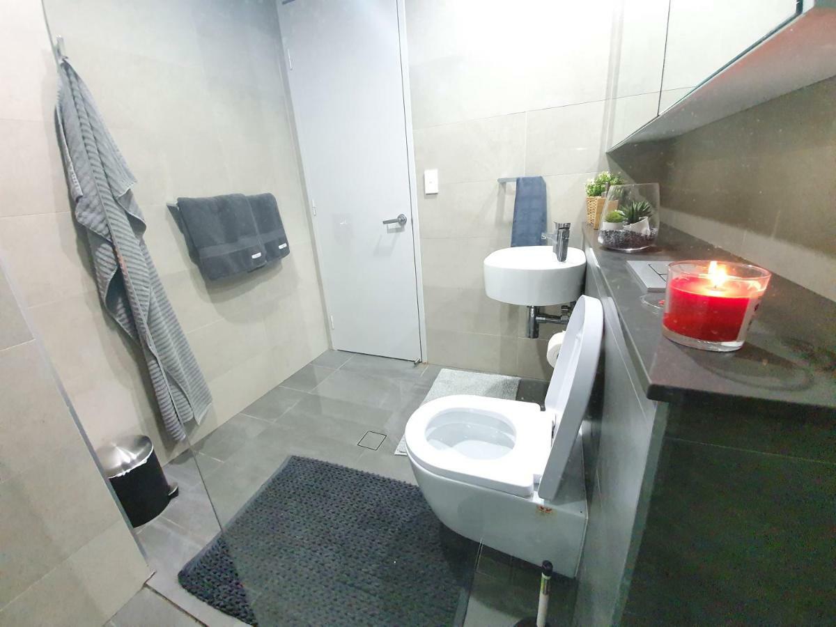 Lavish Quarters - 2 Bed 2 Bath, Parking, Sleeps 5, Indoor & Outdoor Pool, Spa,sauna,gym - No Parties Sydney