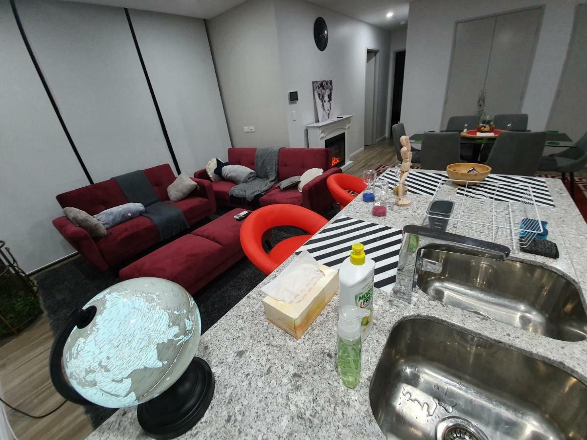 Lavish Quarters - 2 Bed 2 Bath, Parking, Sleeps 5, Indoor & Outdoor Pool, Spa,sauna,gym - No Parties Sydney