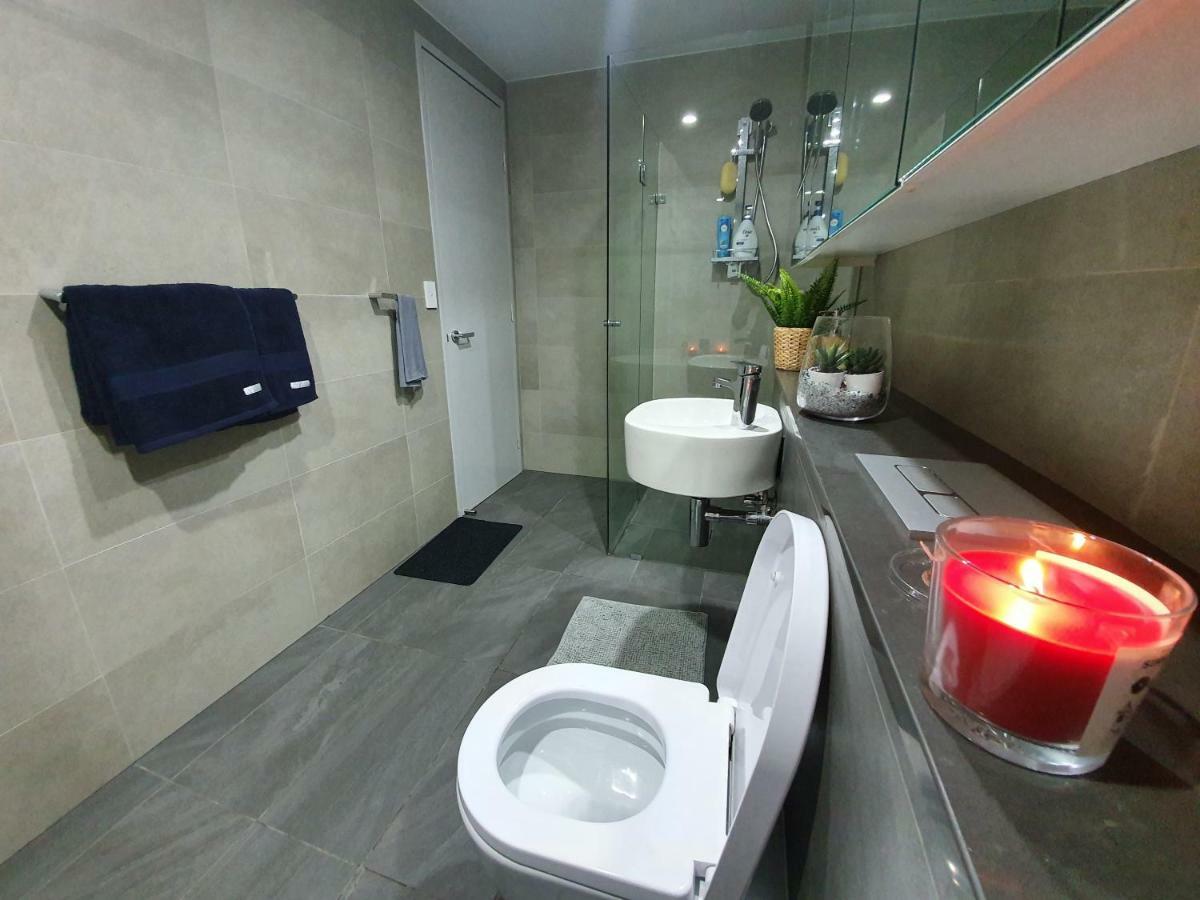 Apartment Lavish Quarters - 2 Bed 2 Bath, Parking, Sleeps 5, Indoor & Outdoor Pool, Spa,sauna,gym - No Parties Sydney