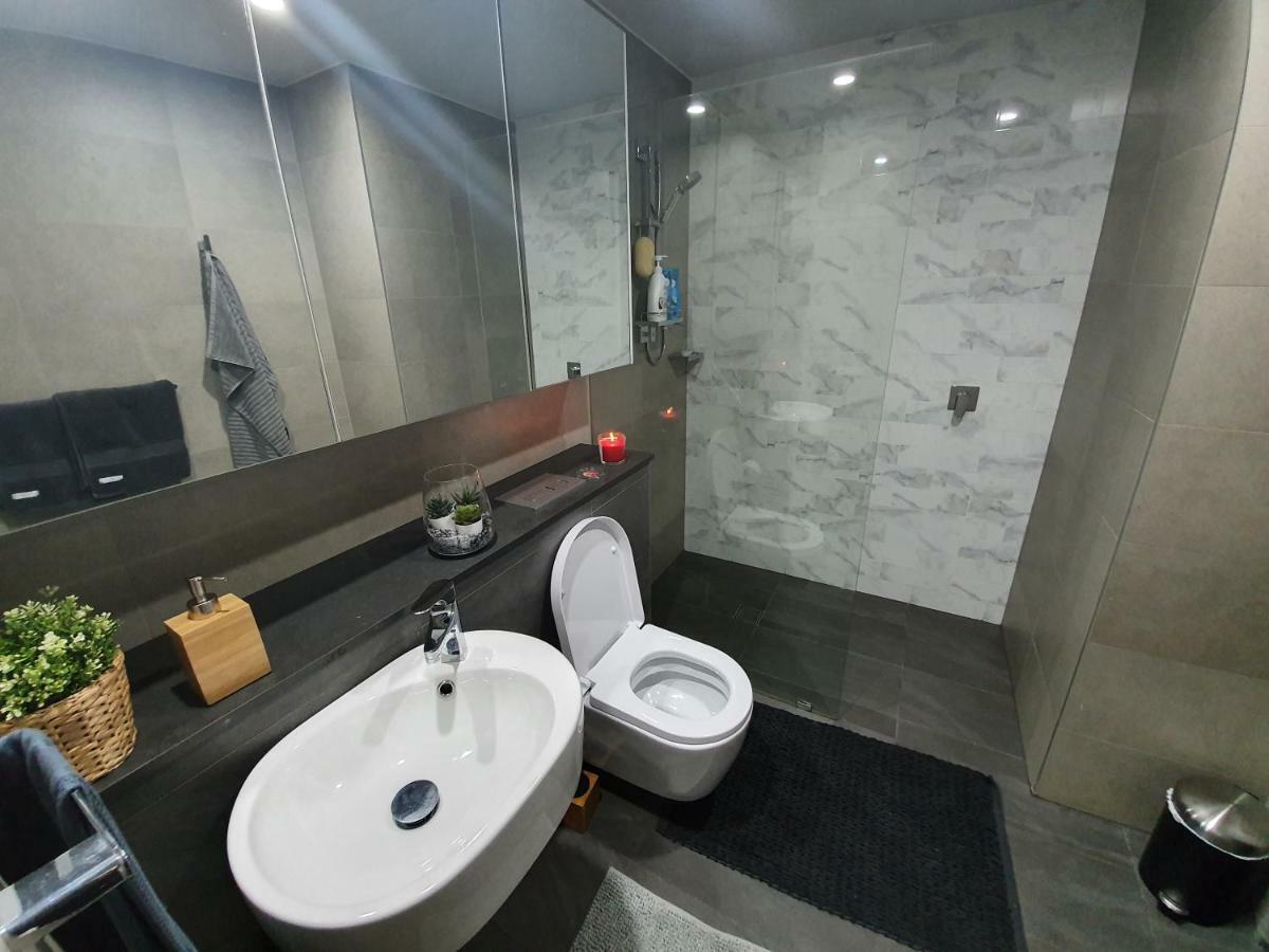 Lavish Quarters - 2 Bed 2 Bath, Parking, Sleeps 5, Indoor & Outdoor Pool, Spa,sauna,gym - No Parties Apartment Sydney