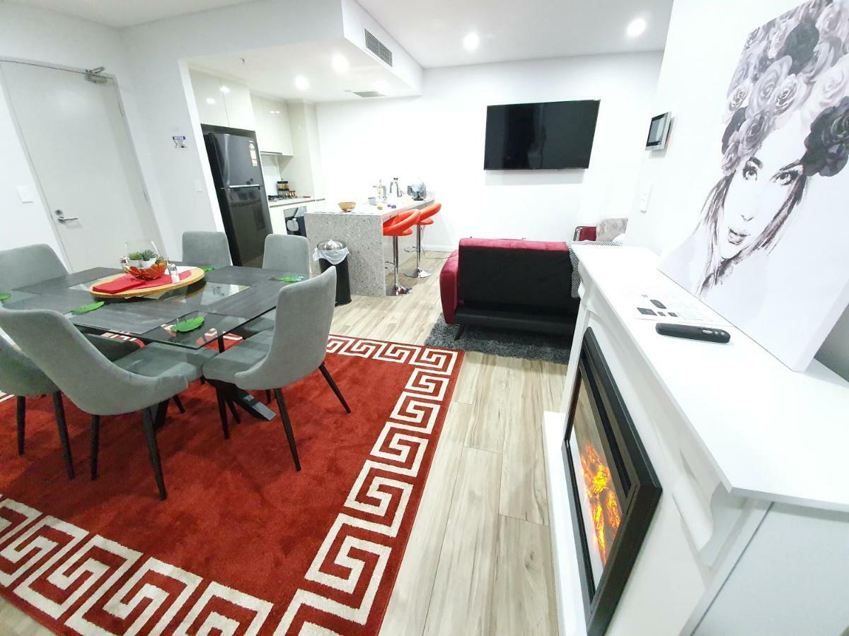Lavish Quarters - 2 Bed 2 Bath, Parking, Sleeps 5, Indoor & Outdoor Pool, Spa,sauna,gym - No Parties Apartment Sydney