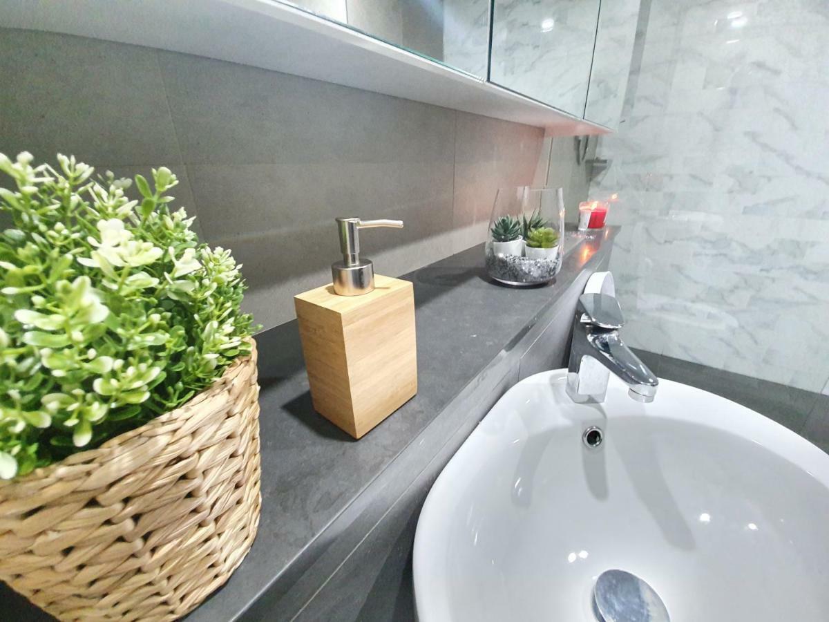 Lavish Quarters - 2 Bed 2 Bath, Parking, Sleeps 5, Indoor & Outdoor Pool, Spa,sauna,gym - No Parties