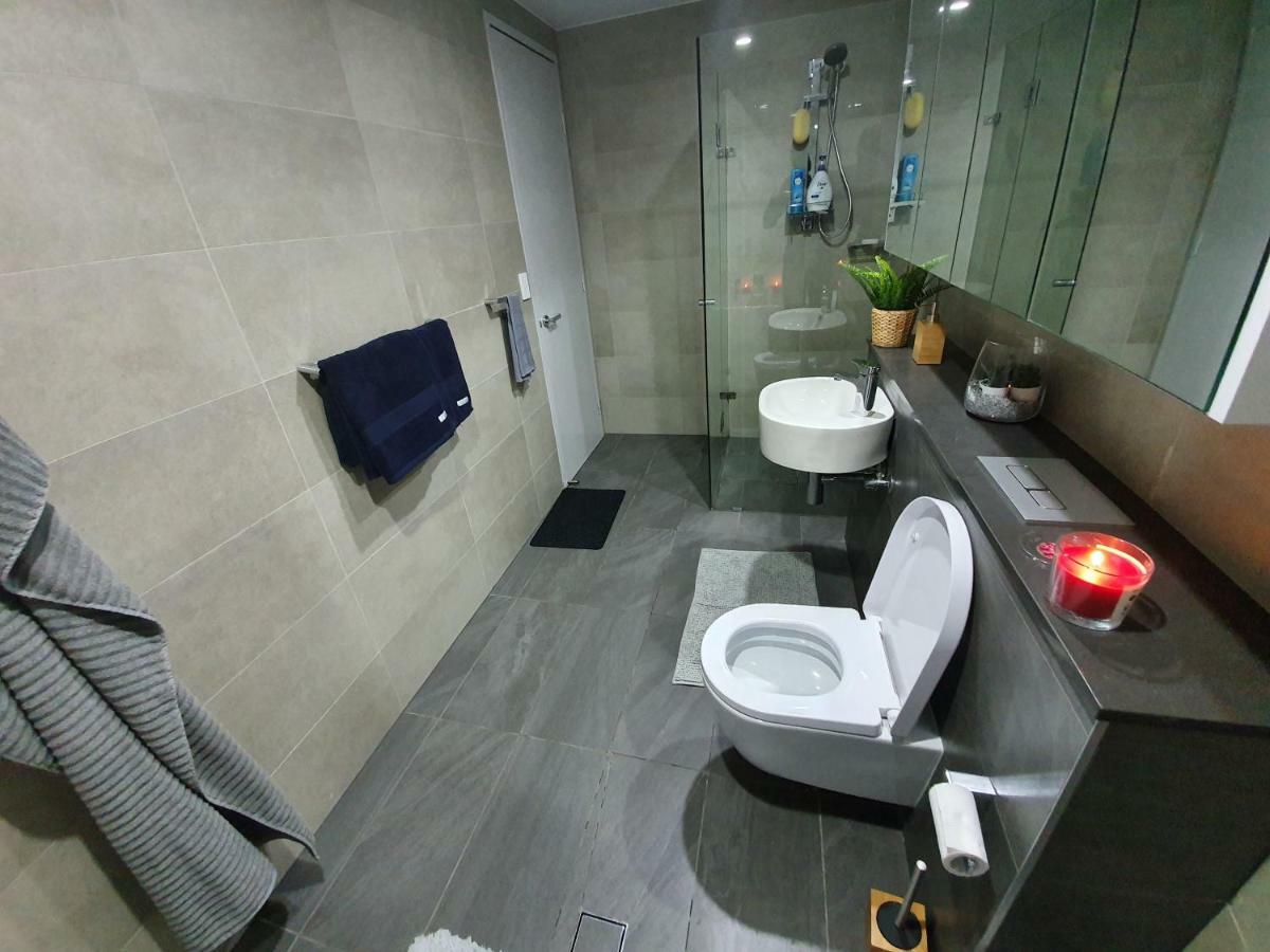 Apartment Lavish Quarters - 2 Bed 2 Bath, Parking, Sleeps 5, Indoor & Outdoor Pool, Spa,sauna,gym - No Parties