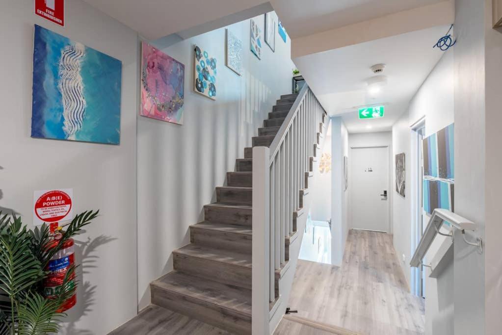 Elegant Double Ensuite - Ac - 1min To - Closely Located To Almost Must Seen Spots Sydney