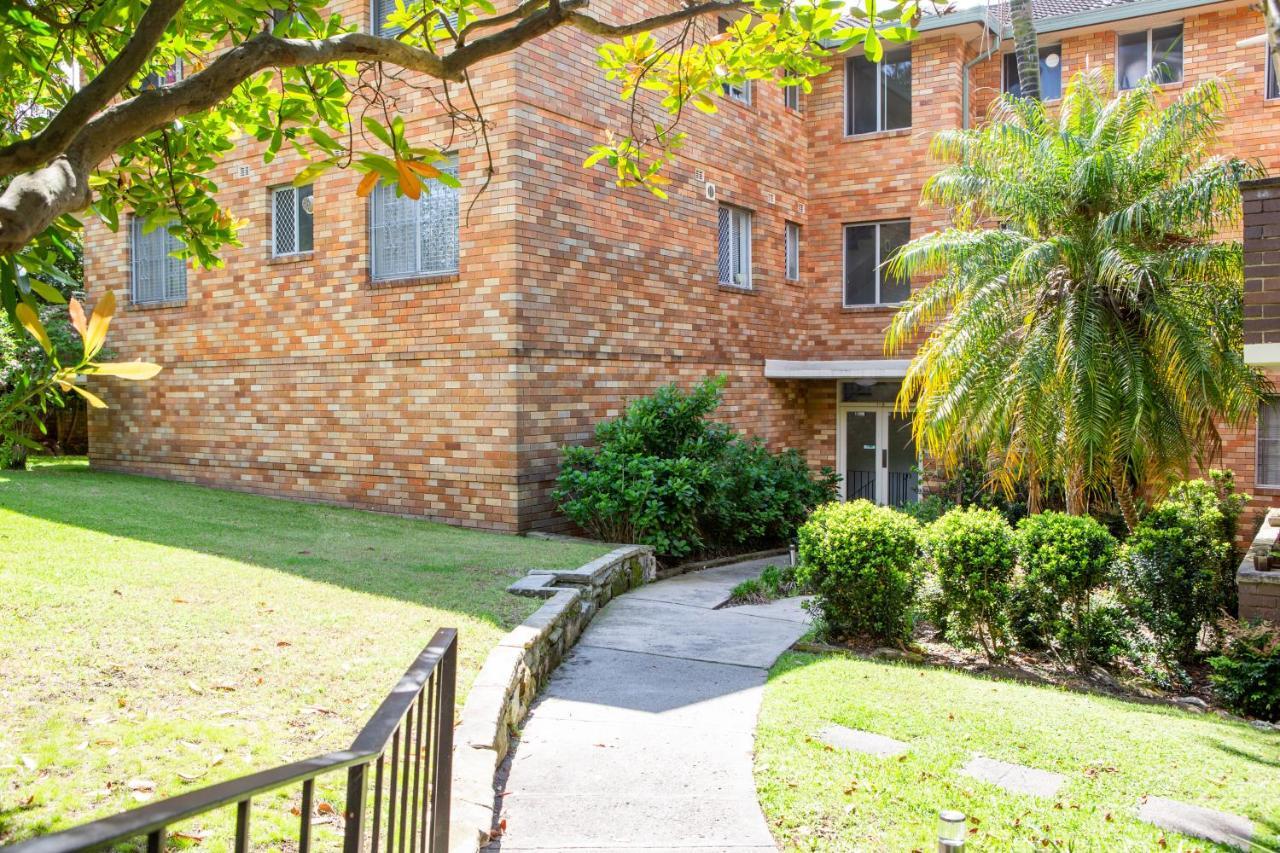 Sunny In Quiet And Neighbourhood Apartment *