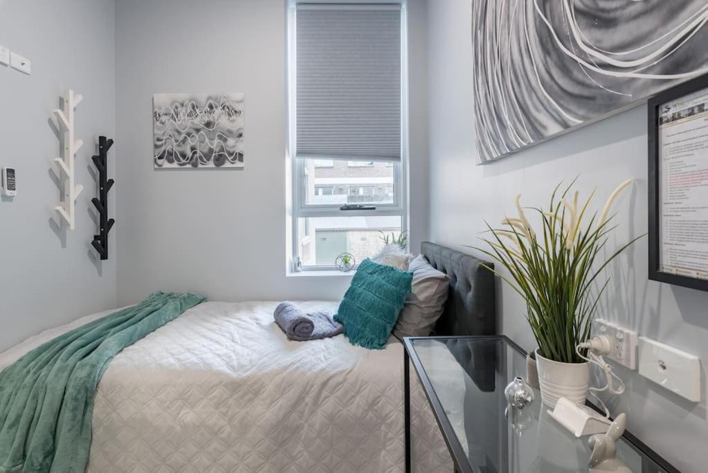 Ensuite King Single - Ac - Next To - Closely Located To Almost Must Seen Spots Sydney