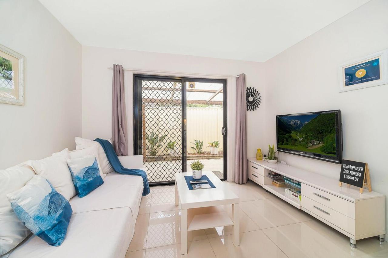 3 Bedrooms Near Airport Holiday home *