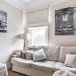 Mesmerising 3 Bedroom Home - Cinema Room & Spa Bath