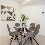 Darling Harbour Apartment Near King St Wharf