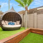Luxury Retreat Home - 4Bed House W/Parking - Mins From Cbd