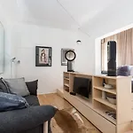 Designer Darlinghurst Studio With Rooftop Views