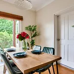 2 Bedroom Apartment Newtown Near To Shops 2