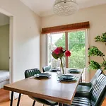 2 Bedroom Apartment Newtown Near To Shops 2