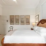 Eclectic Art Deco Apartment In Great Location