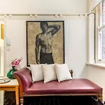 Eclectic Art Deco Apartment In Great Location