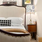 Eclectic Art Deco Apartment In Great Location