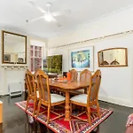 Eclectic Art Deco Apartment In Great Location