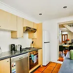 Spacious 3 Bedroom On The Edge Of Downtown Darghan St 2 E-Bikes Included