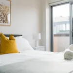 Spacious 3 Bed Apartment Near Airport With Parking