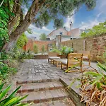 Comfortable 2 Bedroom House Paddington 2 E-Bikes Included