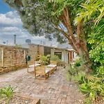 Comfortable 2 Bedroom House Paddington 2 E-Bikes Included