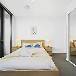 Waterfront Modern 2B2B Apt@Marina Square