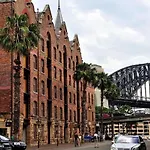A Stylish & Bright Suite Next To Darling Harbour