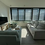 Stylish 2Br Top-Level Unit With Lift Near Bondi Beach