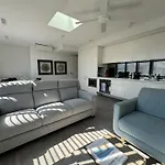 Stylish 2Br Top-Level Unit With Lift Near Bondi Beach