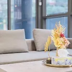 Modern 2B2B Apt At Homebush