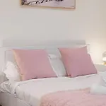 Modern 2B2B Apt At Homebush